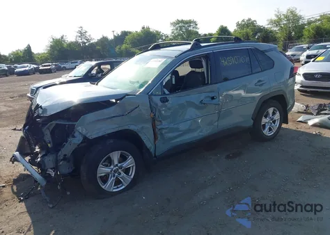 2021 Toyota Rav4 Xle z USA, uszkodzony, nr VIN JTMP1RFV7MD069009